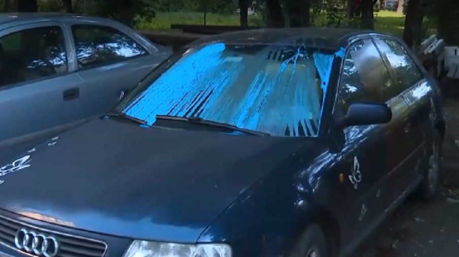 Злосторник лисна блажна боя върху кола в София