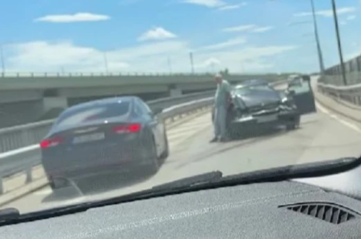 ОТ ПОСЛЕДНИТЕ МИНУТИ! Лека кола и тир се помляха на кръговото при Драгичево