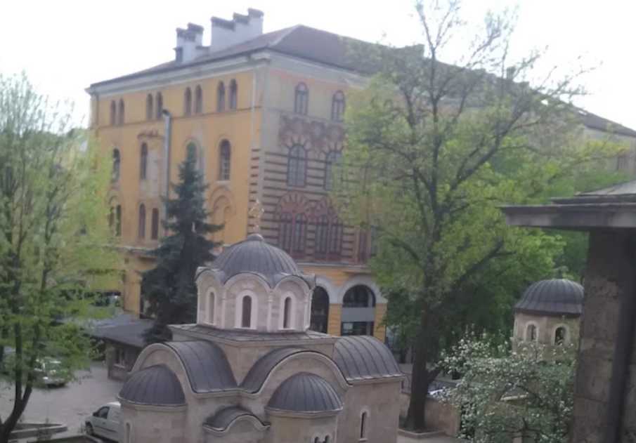 Мълния порази 30-метрова секвоя в двора на Софийската митрополия