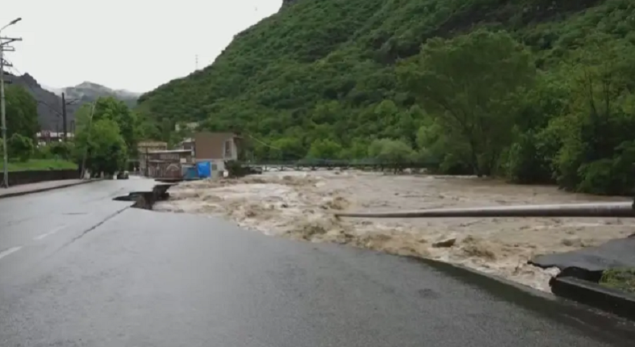 Наводнения в Грузия и Армения - трима загинали и стотици евакуирани