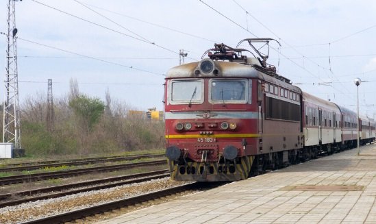 Влак отнесе кола на жп прелез край гара Гаврилово