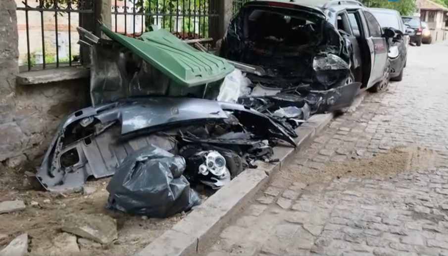 СЛЕД ГОНКА: Яко надрусан и пиян шофьор помля пет коли във Велико Търново