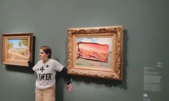 Екоактивистка залепи плакат върху картина на Моне, арестуваха я