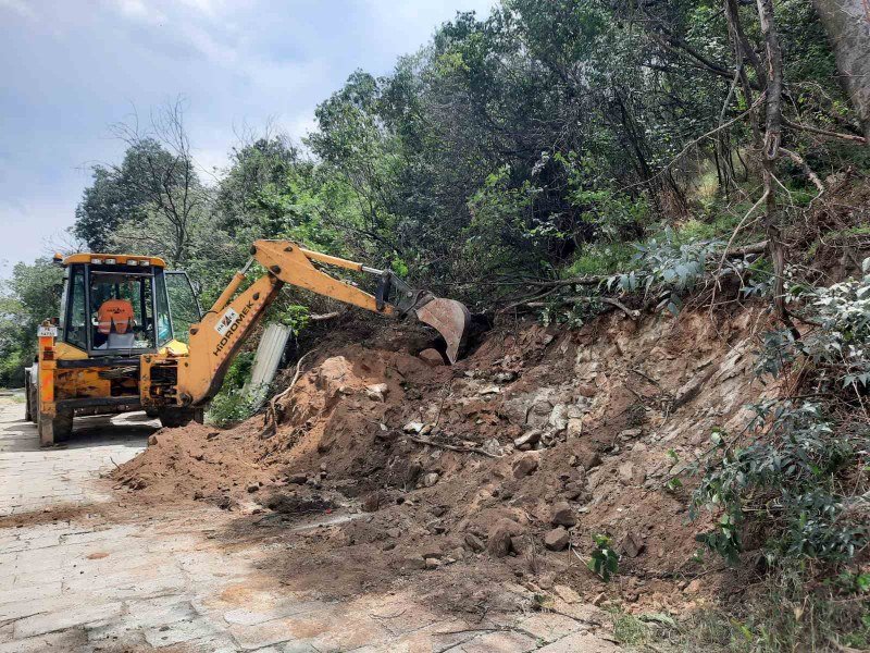 БЕЗОБРАЗИЕ: Багер разкопа част от Младежкия хълм в Пловдив