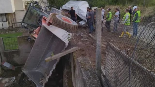 Фадрома събори огради и смачка бус в Момин проход