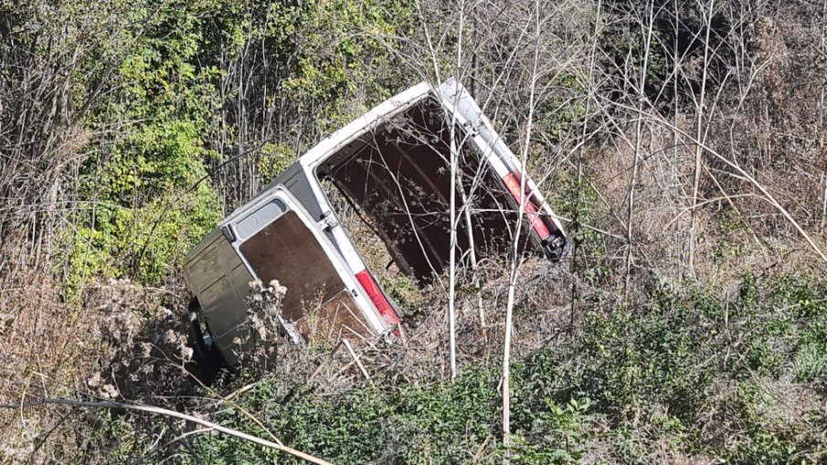 КАСКАДА: Бус се обърна край Харманли, 62-годишна е ранена