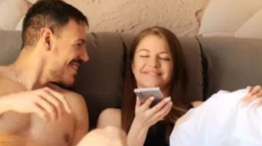 Лудия репортер Петканов с брюнетка в леглото