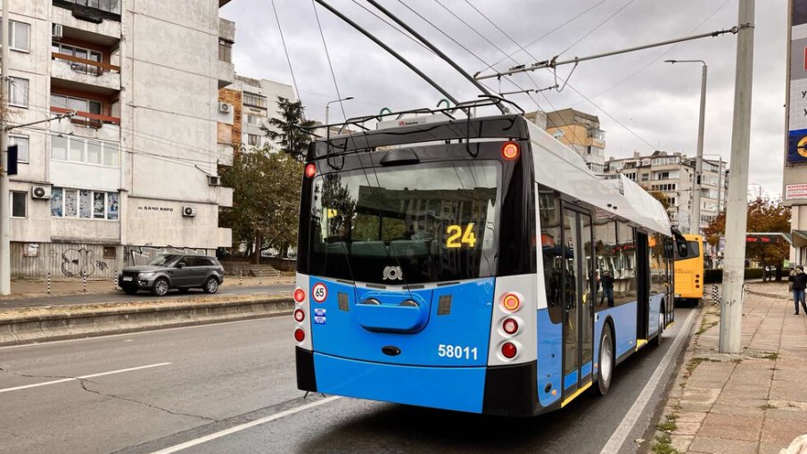 Мълния спря захранването за тролеите в Русе