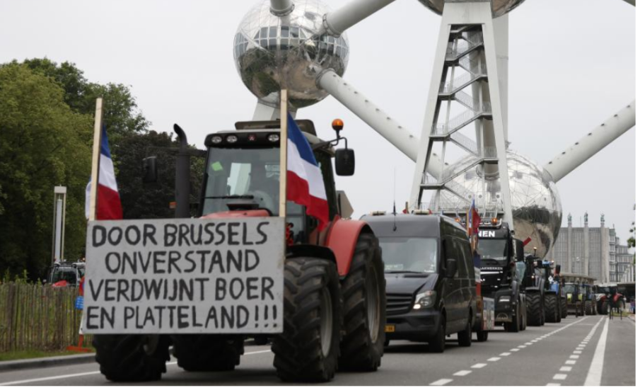 Протестиращи земеделци отново настъпват с трактори към Брюксел