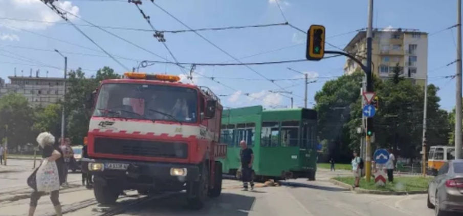 Трамвай дерайлира в центъра на София, няма пострадали