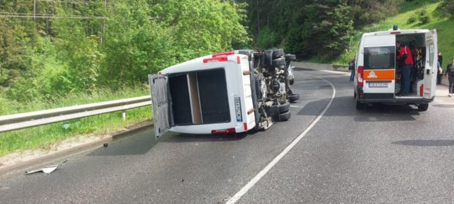 Автобус с 11 пътници се обърна край Чепеларе, по чудо няма жертви
