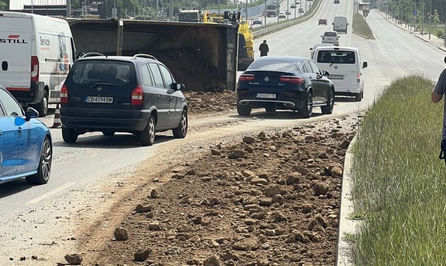 ПЪРВО В ПИК! Огромен самосвал се обърна на Околовръстното в София - движението е затруднено (СНИМКИ)