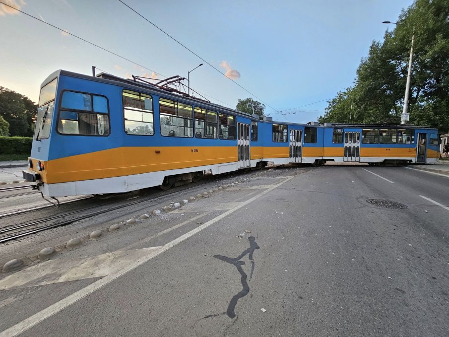 Трамвай излезе от релсите и се качи на тротоар (ВИДЕО)