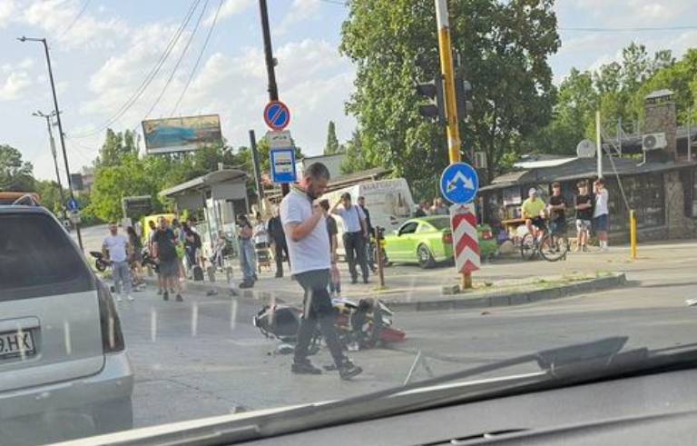 Баща и син се разбиха с мотор в София, в Пирогов са