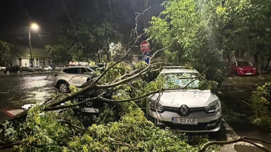 Воден апокалипсис в Букурещ: Отнесени покриви, новоднени улици, пренасочи полети