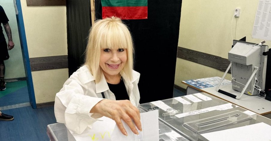 Лили Иванова гласува и си тръгна с бяла роза