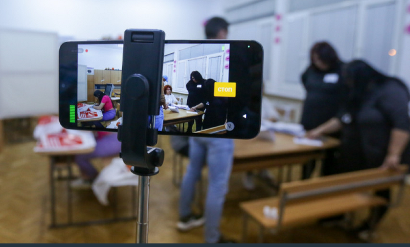 Куриози от видеонаблюдението на вота: Флиртове, пожар, фенерчета...