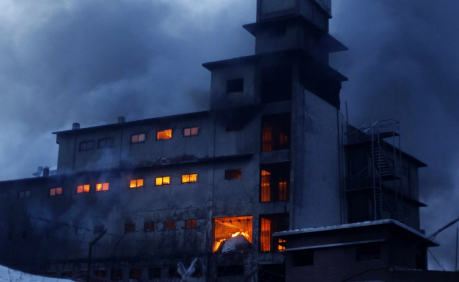 СЛЕД ВЗРИВ: Пламна полски оръжеен завод, има загинал