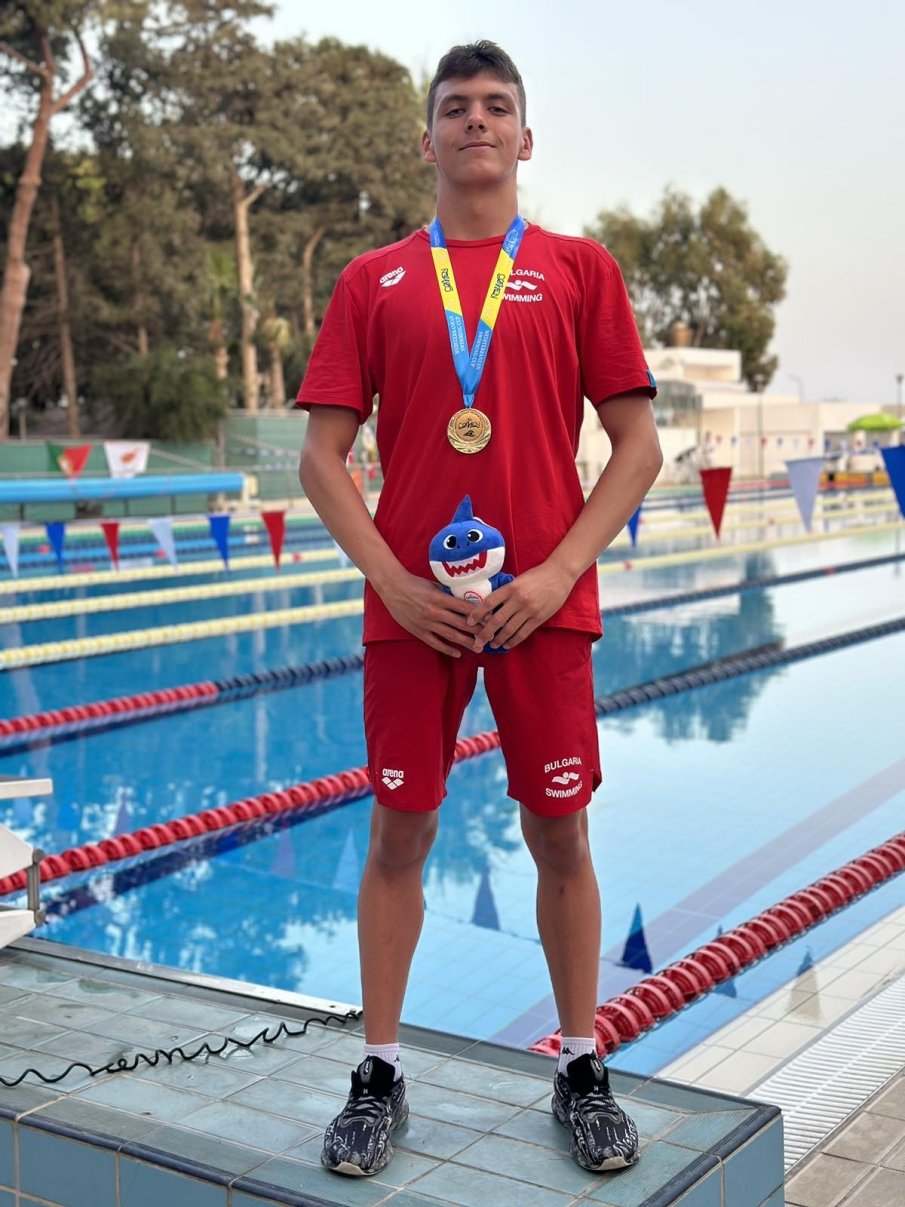 Адриан Йонинов спечели златен медал в плуването на 200 м гръб в Лимасол