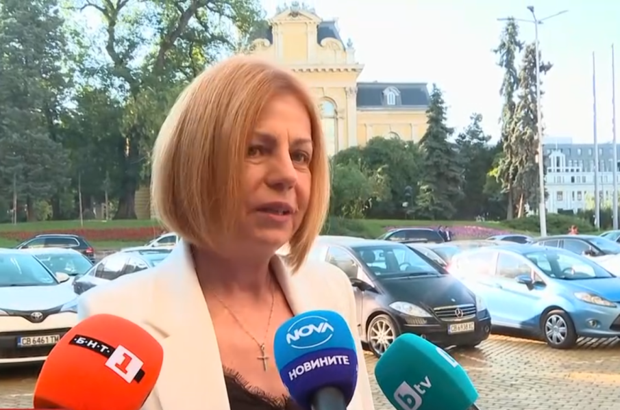 НА СТАРТА НА ПАРЛАМЕНТА: Фандъкова любезно размаха пръст на ППДБ: Да проявят политическа отговорност или...