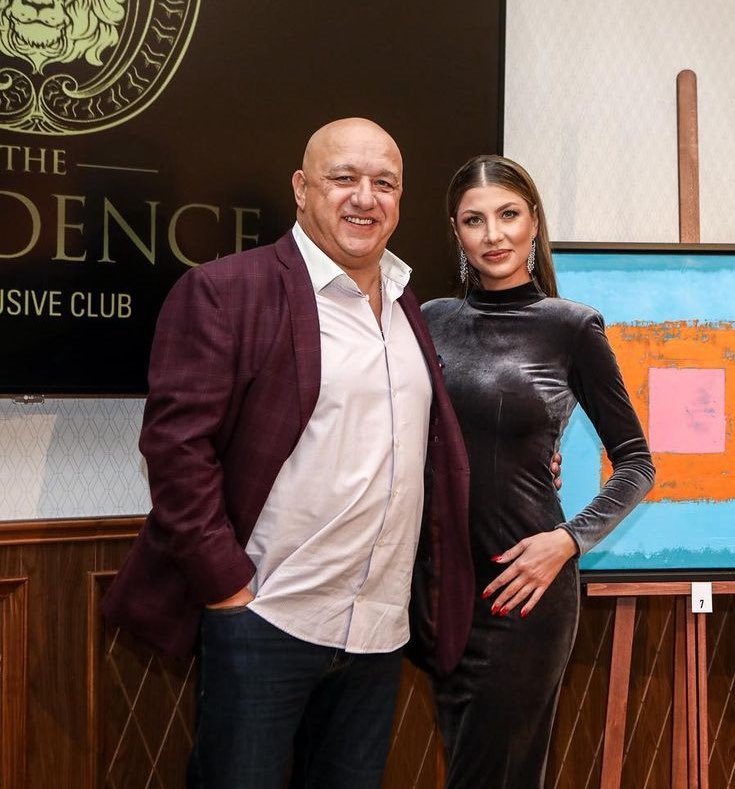 САМО В ПИК И РЕТРО: Новата на Красен Кралев с чанта за 30 бона (СНИМКА)