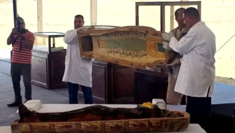 НЕВЕРОЯТНА НАХОДКА: Древен саркофаг изуми учените в Египет, щом отвориха капака му