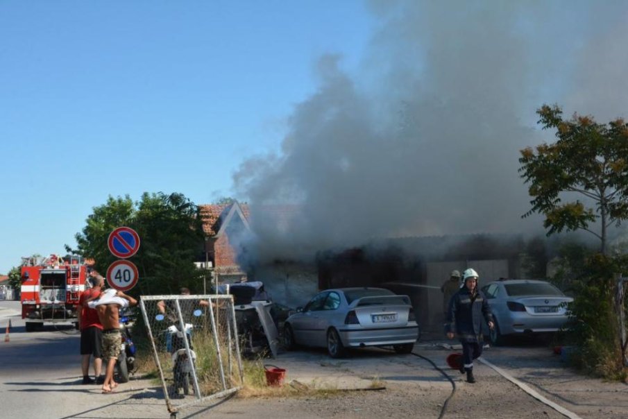 Пожар погълна коли в гараж край Хасково