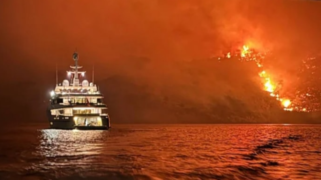 Арестуваха 13 души в Гърция, пътували на яхта, предизвикали пожар на остров Хидра с фойерверки