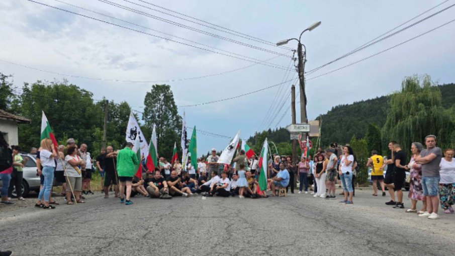 Протестиращи срещу пускането на тежки камиони на Петрохан блокираха пътя