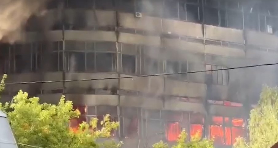 Голям пожар в осеметажна сграда в Москва (ВИДЕО)