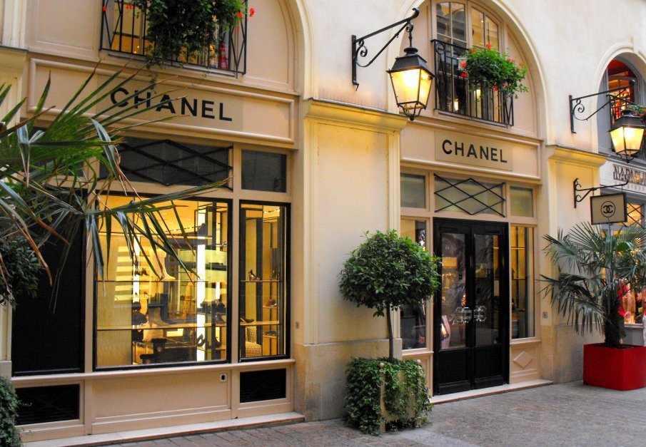 Модна къща „Шанел“ си търси нов творчески директор