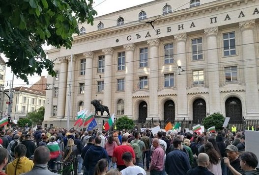 Протест пред Съдебната палата след убийството на жена в столицата