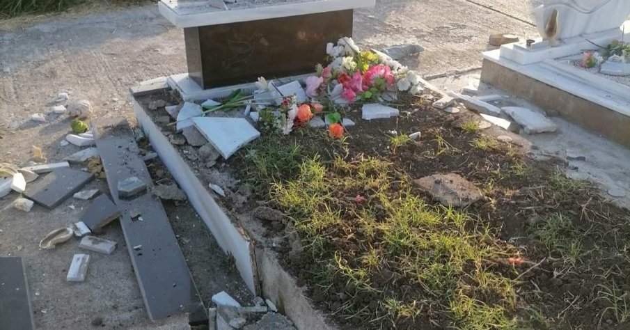 ПОТРЕС: Банда хлапета изпотрошила гробищата в Нова Загора, най-малкият вандал - на 8 години