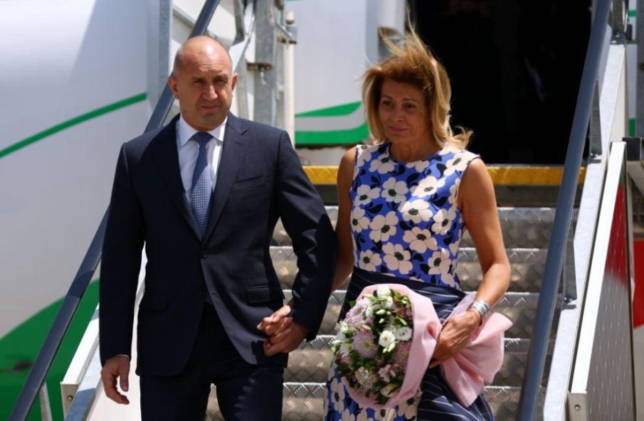 Радев и жена му Деси пристигнаха на работно посещение в Гърция (СНИМКИ)