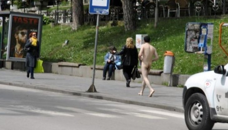 Мъж се съблече гол на улицата и отправи неприлични предложения към пенсионерка