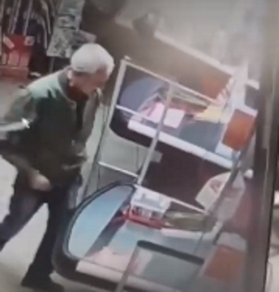 Нагъл охранител в магазин открадна пари от кутия за дарения