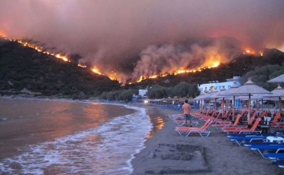 Трудно лято в Гърция: Големи пожари бушуват на островите Хиос и Кос