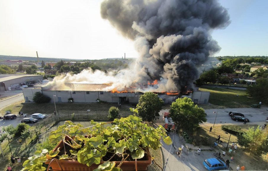 Пламна голям пожар в хипермаркет в Разград (СНИМКИ)