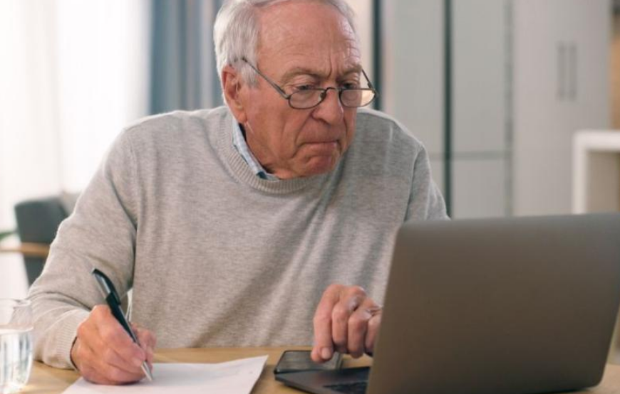 Пенсионерите могат да проверят новия размер на пенсиите си в интернет