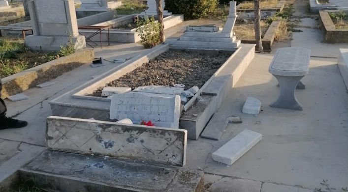 Малолетни вандали изпочупиха над 80 надгробни плочи в гробищата на Нова Загора (СНИМКИ)