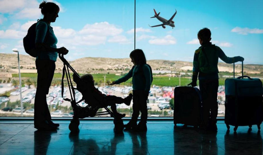 Заради отменен полет: Българи с малки деца са блокирани над 15 часа на Летище София