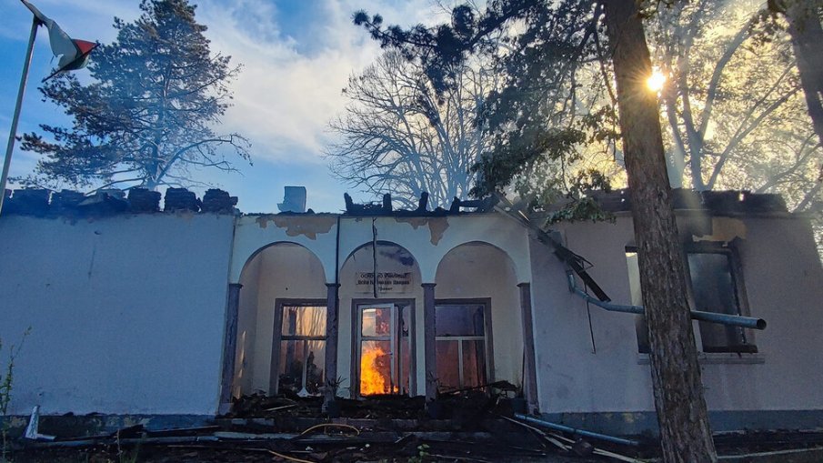 СТИХИЯ: Пожар изпепели училището в село Гранит