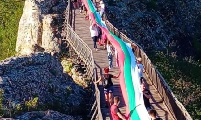 В Провадия биха рекорда за най-дълго знаме (СНИМКА)