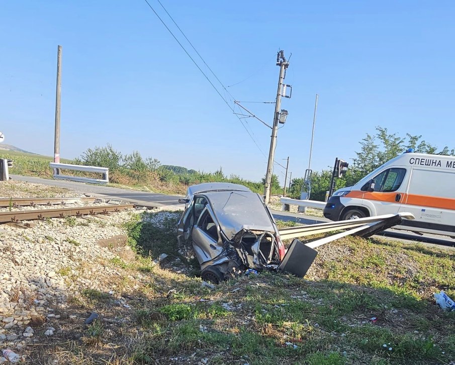 Влак помете автомобил във Врачанско (СНИМКИ)