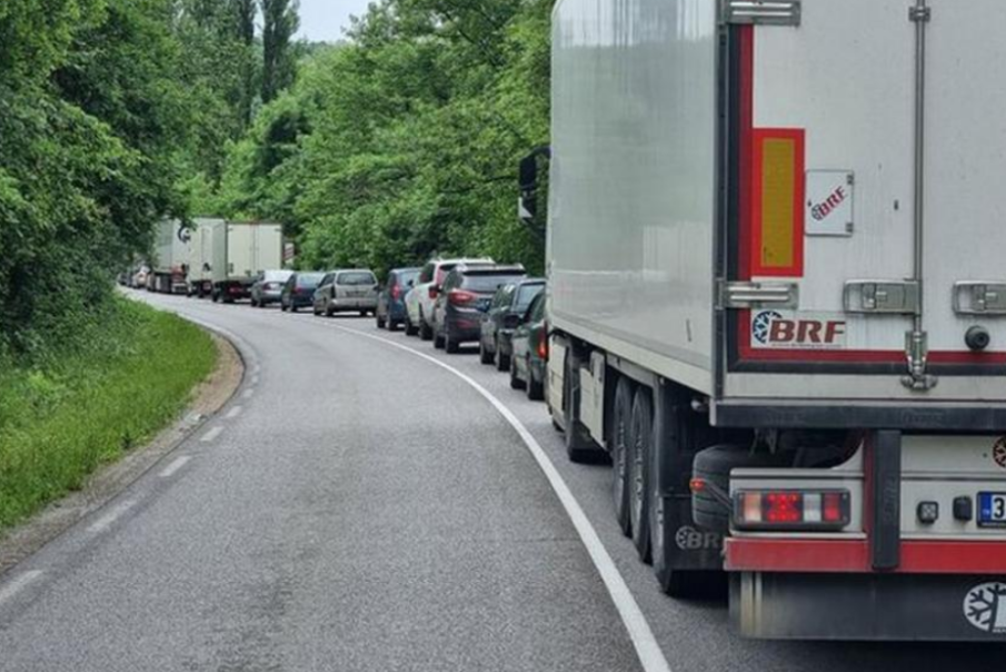 ВАЖНО! Спират движението на камиони през прохода Петрохан