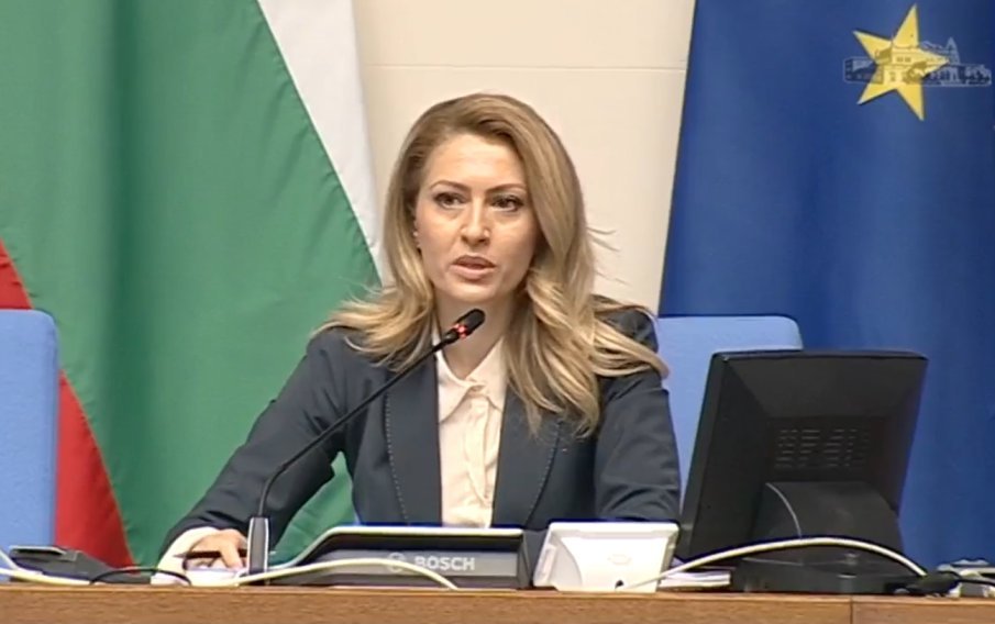 САМО В ПИК И РЕТРО: Рая Назарян копие на Олена Зеленска (СНИМКИ)