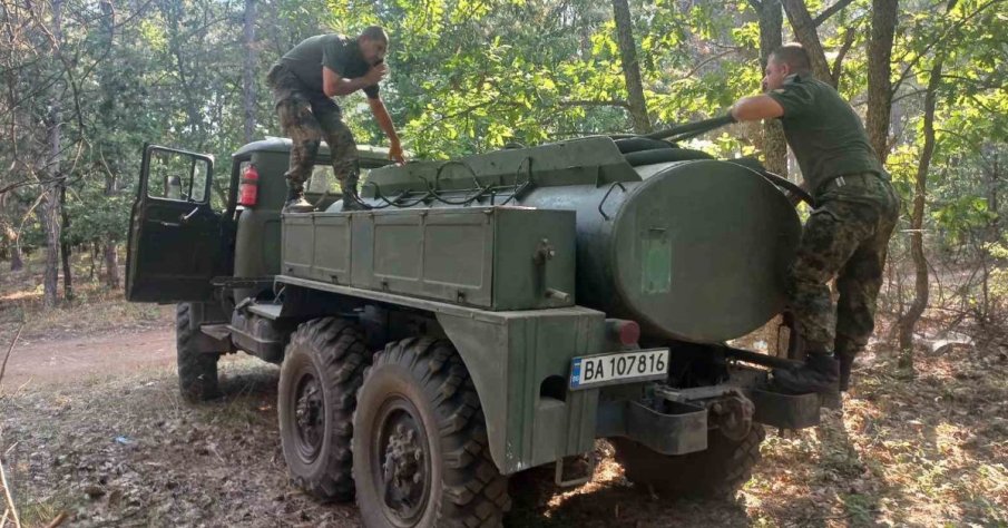 Седми ден се борят с огъня в Болярово