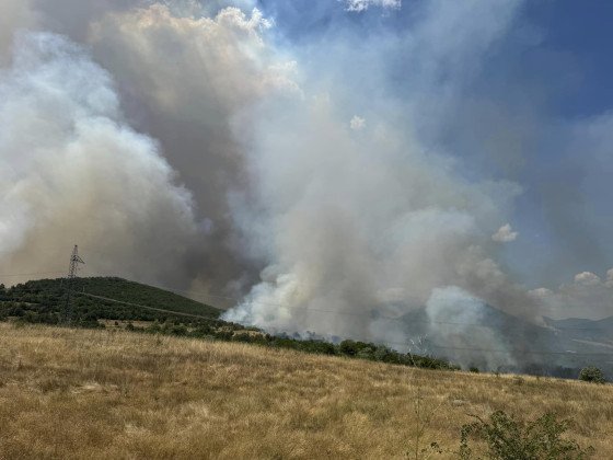 Военни и два хеликоптера гасят големия пожар в Средна гора