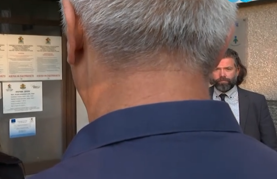 БРУТАЛНО: Тийнейджър и майка му пребиха общински служител в София