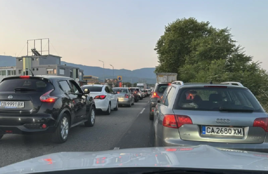 Отново километрични опашки на границата с Гърция